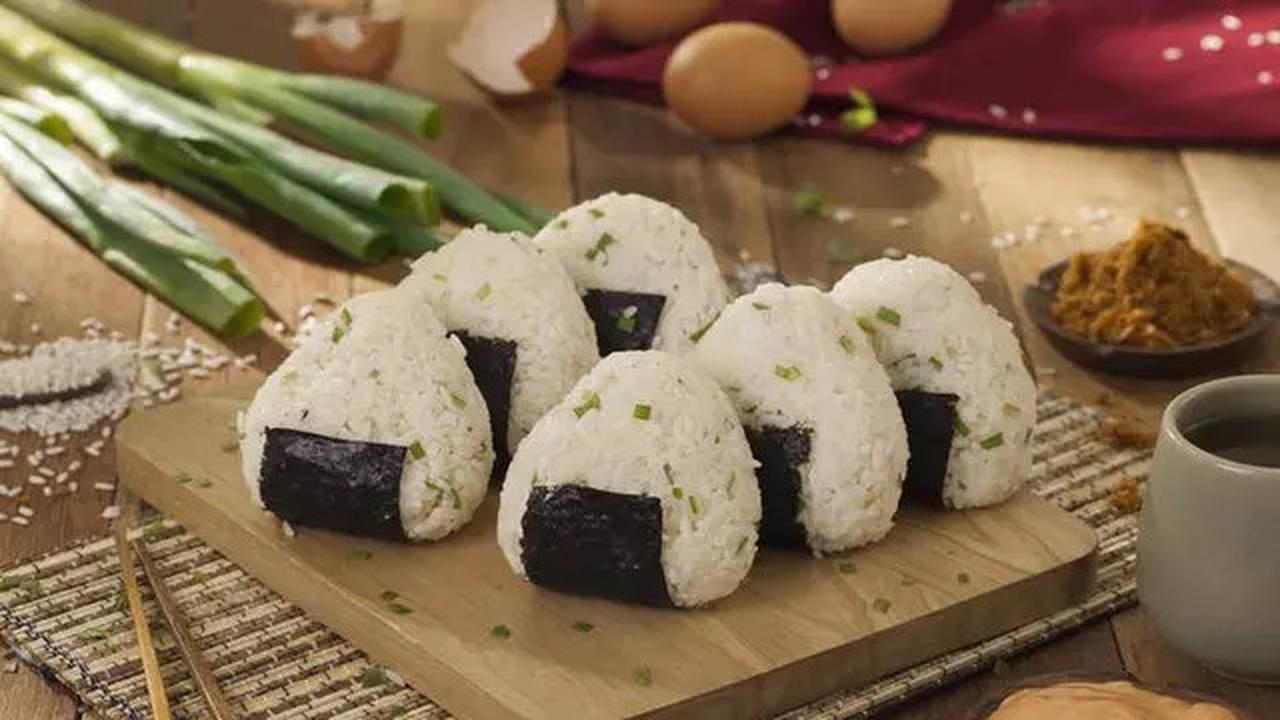 6 Resep Nasi Kepal Berbagai Isian yang Enak dan dan Mudah Dicoba