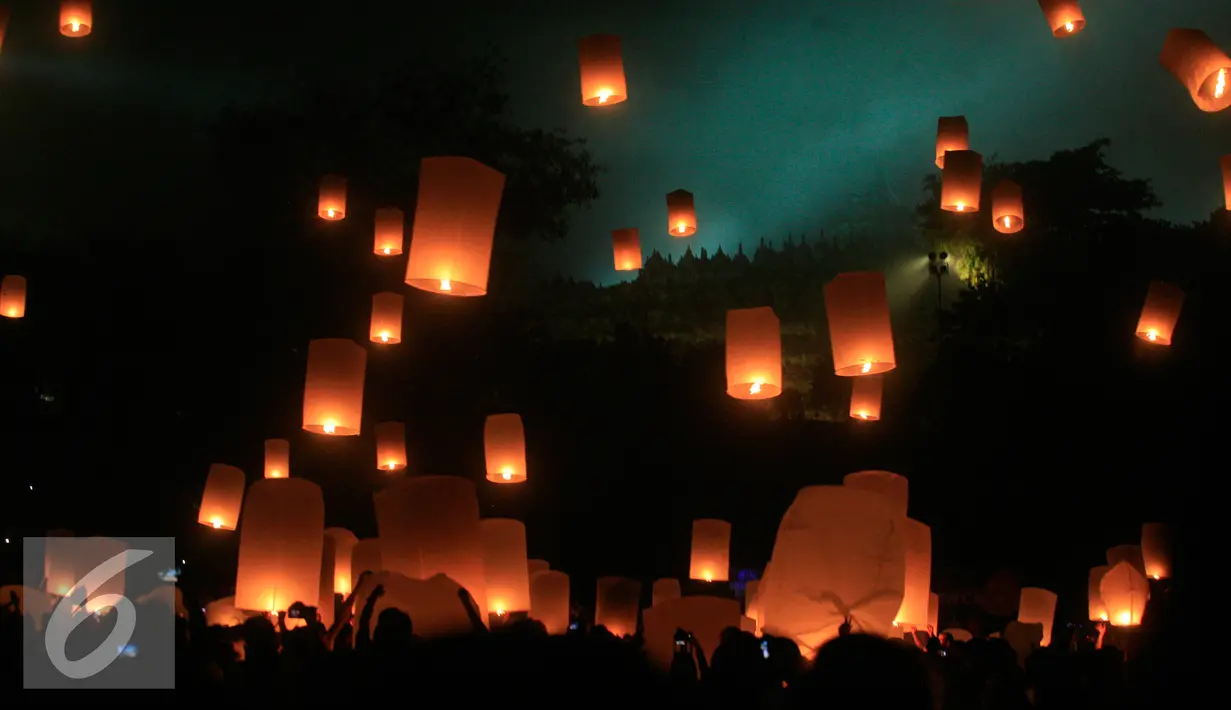 Kelap-kelip lampion menghiasi puncak Candi Borobudur, Magelang, Jawa Tengah, Minggu (22/05). Sebanyak 5000 lampion di terbangkan pada puncak perayaan Tri Suci Waisak 2560 BE/2016. (Liputan6.com/Boy Harjanto)