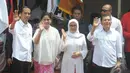 Pasangan Capres-Cawapres, Jokowi dan JK ditemani istri masing-masing melambaikan tangan saat deklarasi, Senin (19/05/2014) (Liputan6.com/Herman Zakharia).