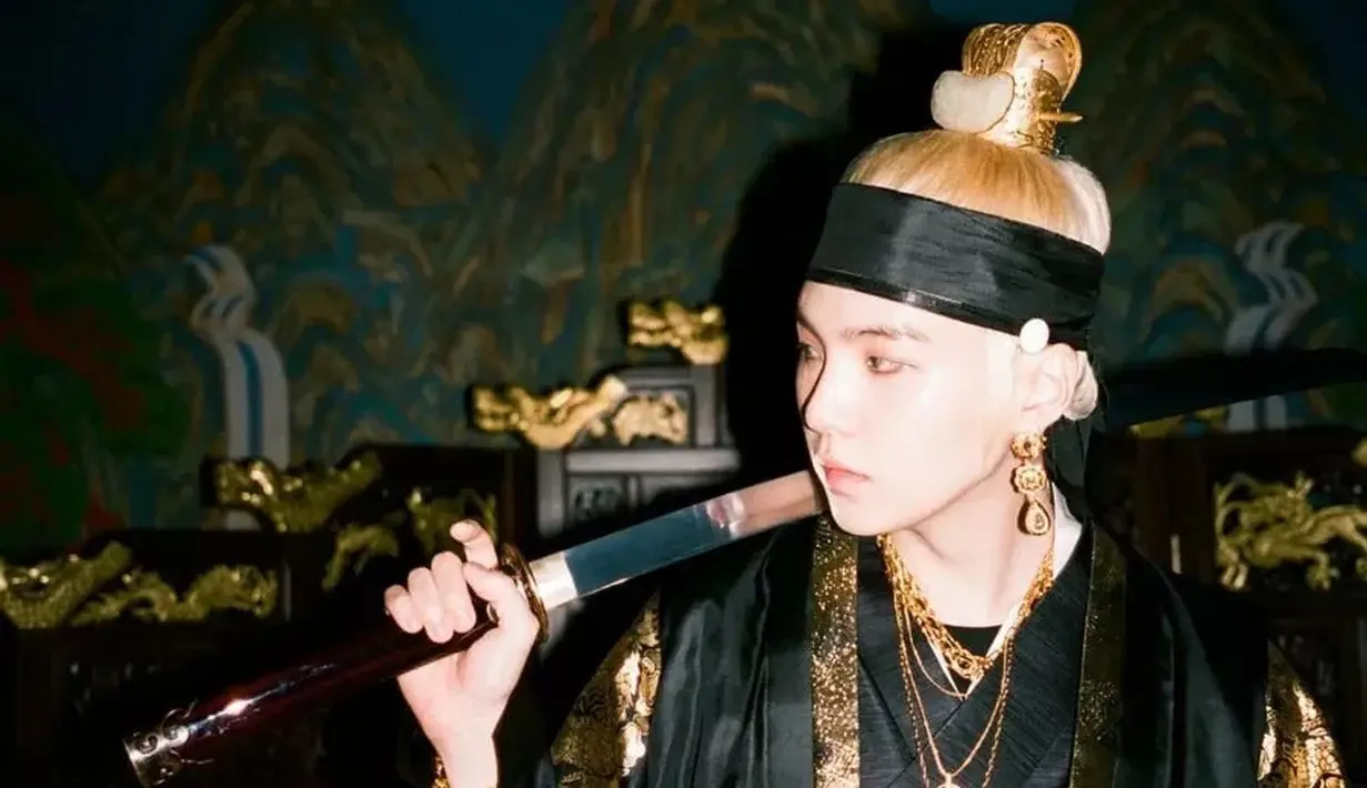 Suga BTS sebagai Agust D dalam video musik "Daechwita." (Big Hit Music via Soompi)