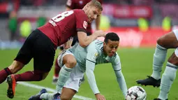 Hanno Behrens yang saat itu masih berseragam Nuremberg pernah berduel langsung dengan Thiago Alcantara yang saat itu masih memperkuat Bayern Munchen. (AFP/Christof Stache)