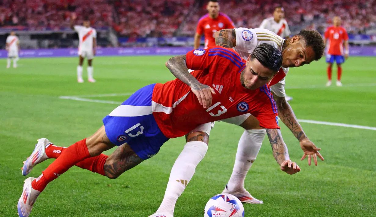 Selang empat menit, giliran Peru mendapat kesempatan mencetak gol dari tembakan kaki kiri Edison Flores, sayang tendangannya masih melebar ke sisi kiri gawang. (Aric Becker/AFP)