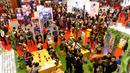 Pengunjung memadati stand industry kreatif pada gelaran  Popcon Asia 2016 di JCC, Jakarta (14/08). Festival yang fokus pada komik, mainan, film, dan animasi dipadati sekitar 40 ribu pengunjung. (Liputan6.com/Fery Pradolo)