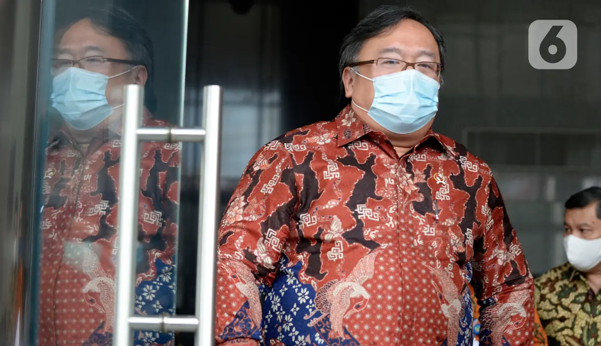 Menteri Riset dan Teknologi / Kepala Badan Riset Teknologi Inovasi Nasional (BRIN) Bambang Brodjonegoro usai melakukan pertemuan di gedung KPK, Jakarta, Selasa (16/6/2020). Pertemuan membahas mengenai hal terkait pendanaan penelitian riset teknologi inovasi. (merdeka.com/Dwi Narwoko)
