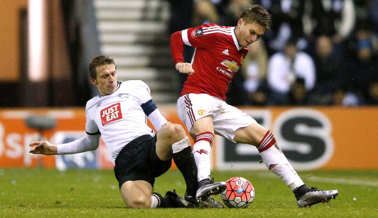 Pemain MU, Guillermo Varela (kanan), berebut bola dengan pemain Derby County, Stephen Warnock, dalam laga putaran keempat Piala FA, di Stadion Pride Park, Sabtu (30/1/2016) dini hari WIB. (Action Images via Reuters/Carl Recine)