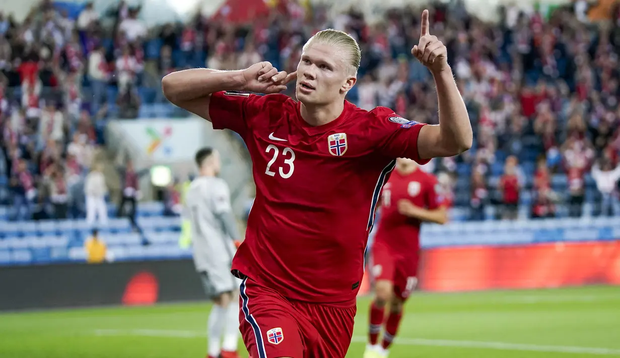 Erling Haaland. Norwegia sementara dibawanya menempati posisi ketiga Grup G di bawah Belanda dan Turki. Norwegia harus menghadapi Belanda di laga terakhir fase grup. Jika lolos, Piala Dunia 2022 merupakan Piala Dunia pertamanya.(AFP/NTB/Stian Lysberg Solum)