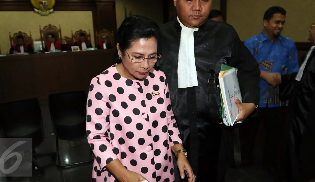Pengacara Saipul Jamil, Berthanatalia Ruruk Kariman berjalan keluar ruang sidang Pengadilan Tipikor Jakarta, Rabu (31/8). Berthanatalia didakwa memberi suap sebesar Rp50 juta kepada Panitera Pengganti PN Jakarta Utara, Rohadi. (Liputan6.com/Helmi Afandi)