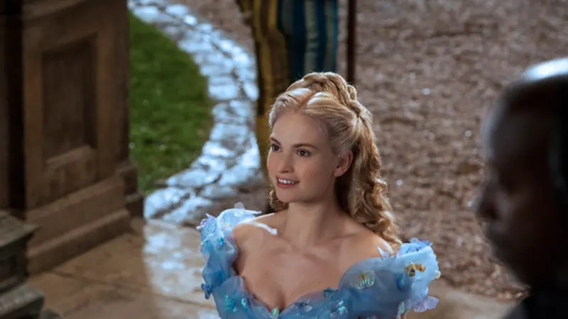 Mengenal Lily James, Si Cinderella di Film Baru Disney