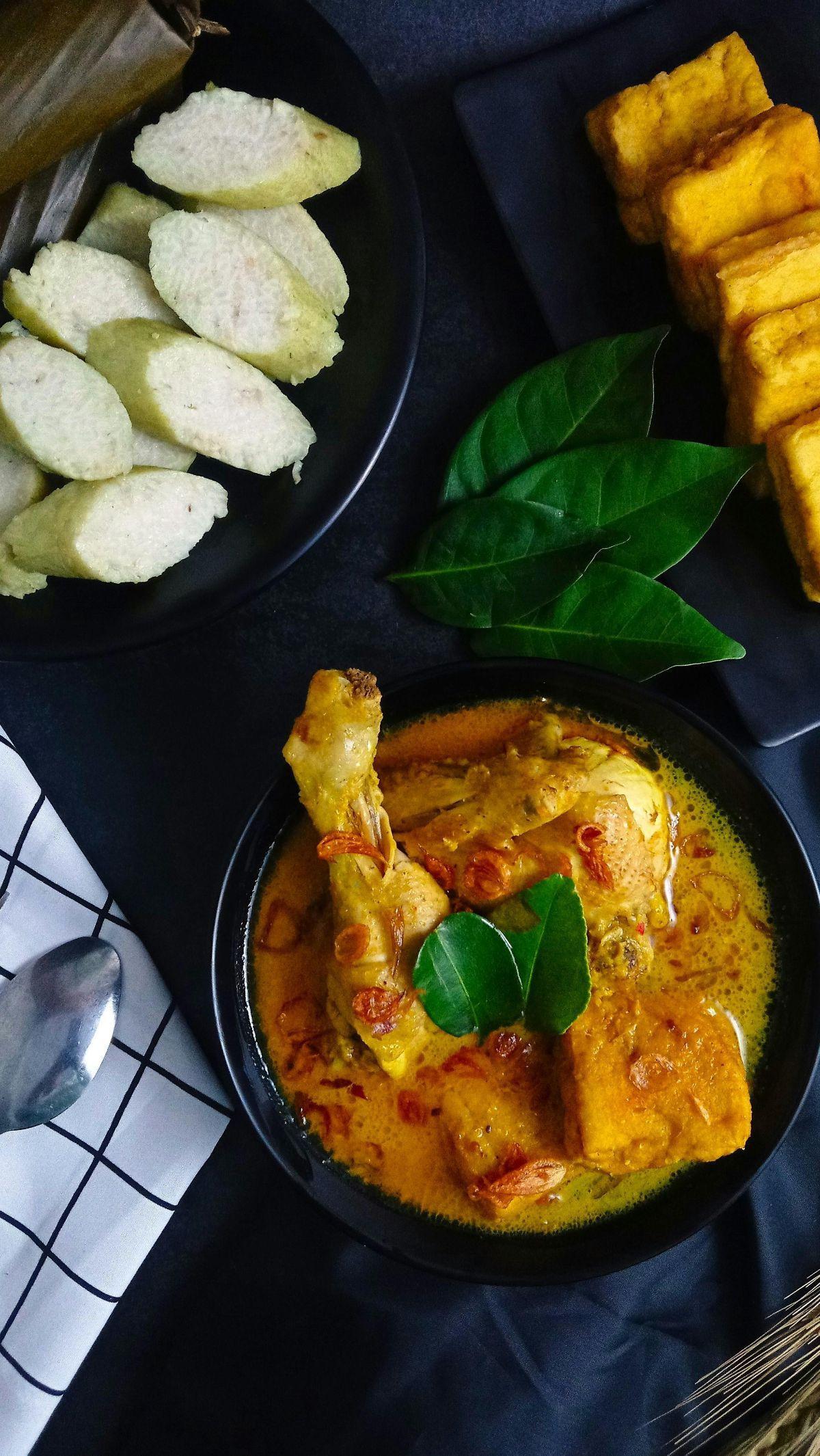 Selain tips membuat opor ayam, berikut resep opor ayam yang bisa dicoba di rumah untuk sajian lebaran bersama keluarga.