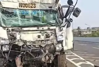 Kecelakaan yang melibatkan dua truk terjadi di Tol HK Cakung-Cilincing KM 60.800, Kamis (15/10/2026) pukul 16.00 WIB.