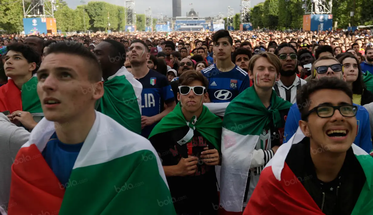 Meski sempat unggul 1-0 pada babak pertama, para suporter Italia sempat tegang juga saat babak kedua karena gempuran dari Andres Iniesta dan kawan-kawan. (Bola.com/Vitalis Yogi Trisna)