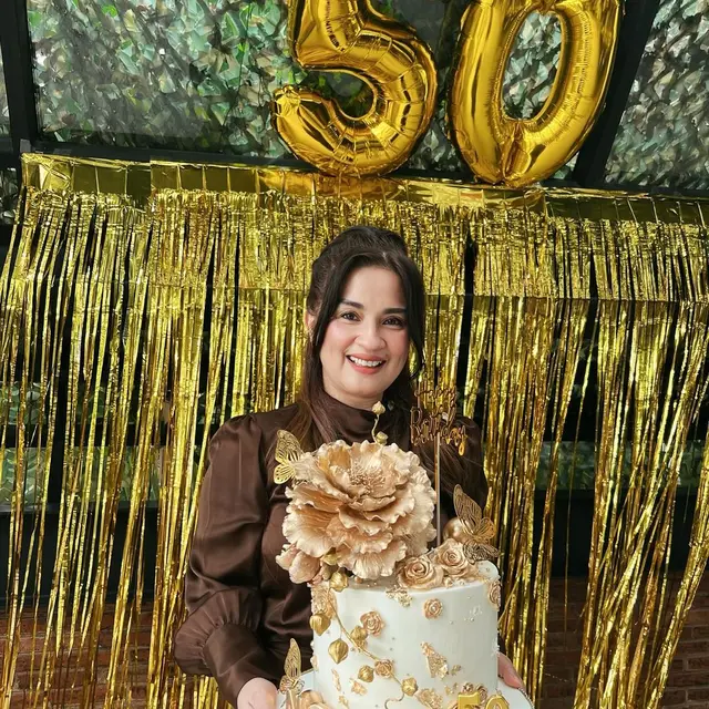 6 Potret Terbaru Novita Ibu Felicya Angelista Awet Muda di Usia 50 Tahun