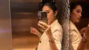 Hal ini membantu tubuhnya tetap bugar dan ideal, sehingga busana apapun yang ia kenakan selalu tampak sempurna. Penampilannya selalu mencerminkan kecintaan Ussy pada fashion dan gaya hidup sehat. (Liputan6.com/IG/@ussypratama)