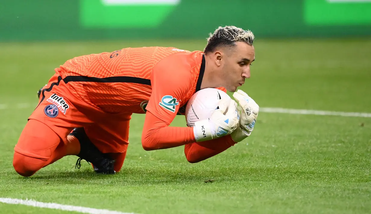 Kiper Paris Saint-Germain, Keylor Navas menangkap bola saat melawan AS Monaco dalam laga final Coupe de France 2020/2021 di Stade de France, Paris, Rabu (19/5/2021). PSG menang 2-0 dan menjadi juara. (AFP/Franck Fife)