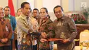 Presiden Joko Widodo bersalaman dengan 	Jaksa Agung HM Prasetyo usai menyerahkan dokumen Strategi Nasional (Stranas) Pencegahan Korupsi di Istana Negara, Jakarta, Rabu (13/3). (Liputan6.com/Angga Yuniar)