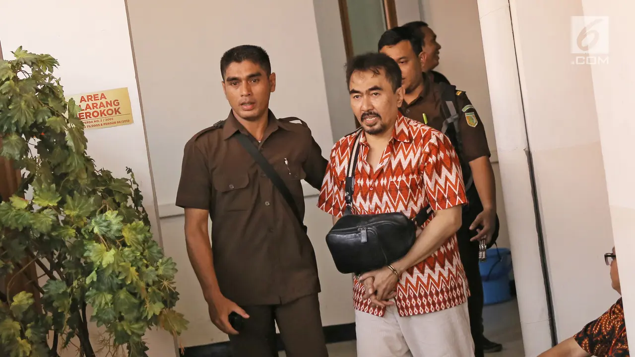 Wajah Datar Aa Gatot Saat Jalani Sidang Eksepsi