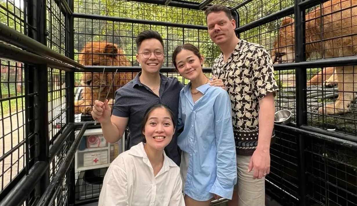 Setelah merayakan Imlek bersama keluarga, keduanya saling melepas rindu dengan jalan-jalan ke Taman Safari. Tidak hanya berdua, Indri juga bersama suami dan anaknya, Nova. Sementara Gisela mengajak sang kekasih James Nguyen. Liburan kakak adik kali ini pun serasa bak sedang double date. (Liputan6.com/IG/@graciaz14)