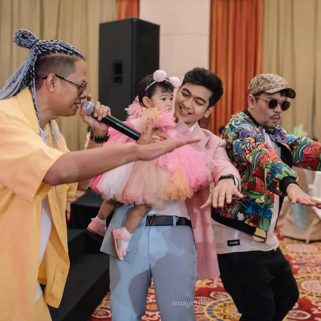 Indra Bekti di ultah Moana (Instagram/riaricis1795)