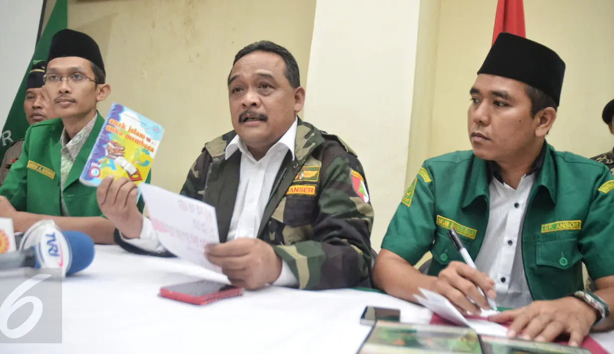 Wakil Ketum GP Ansor Benny Rhamdani (tengah) menggelar jumpa pers di Kantor GP Ansor, Jakarta, Rabu (20/1). GP Ansor menemukan buku pelajaran untuk tingkat Taman Kanak-kanak (TK) yang berbau unsur radikalisme beredar di Depok. (Liputan6.com/Faizal Fanani)