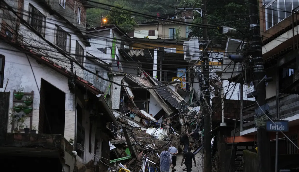 Tempat tinggal yang rusak terlihat setelah tanah longsor di Petropolis, Brasil, Rabu (16/2/2022). Pihak berwenang melaporkan, Hujan yang sangat deras memicu tanah longsor dan banjir di wilayah pegunungan di negara bagian Rio de Janeiro, menewaskan banyak orang. (AP Photo/Silvia Izquierdo)