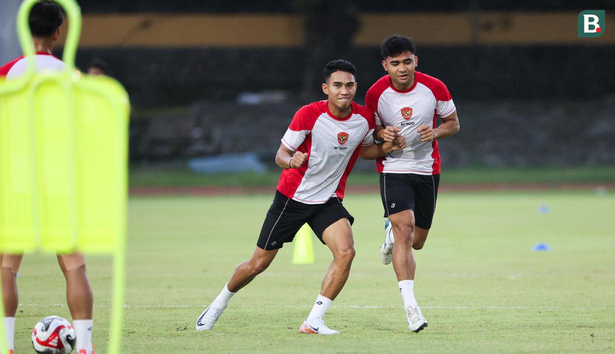 Pemain Timnas Indonesia, Marselino Ferdinan (kiri) dan Asnawi Mangkualam melakukan latihan resmi jelang laga terakhir Grup B Piala AFF 2024 melawan Filipina di Stadion Sriwedari, Solo, Jawa Tengah, Jumat (20/12/2024). (Bola.com/Abdul Aziz)