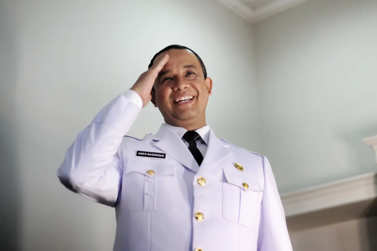 Anies dan Sandi Fitting Baju Dinas untuk Pelantikan