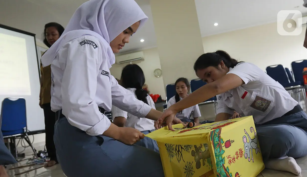 Sejumlah siswi membuat lampion bernuansa imlek di SMA Negri 39 Jakarta, Selasa (21/1/2020). Kerajinan lukisan tersebut dibuat oleh siswa untuk menyambut hari imlek 2571 yang jatuh pada Sabtu (25/1) 2020. (Liputan6.com/Herman Zakharia)
