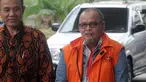 Mantan Kepala Dinas Pekerjaan Umum Kabupaten Bengkalis dan Sekretaris Daerah Kota Dumai nonaktif Muhammad Nasir didampinggi petugas turun dari mobil tahanan akan menjalani pemeriksaan di Gedung KPK, Jakarta, Rabu (13/3). (merdeka.com/Dwi Narwoko)
