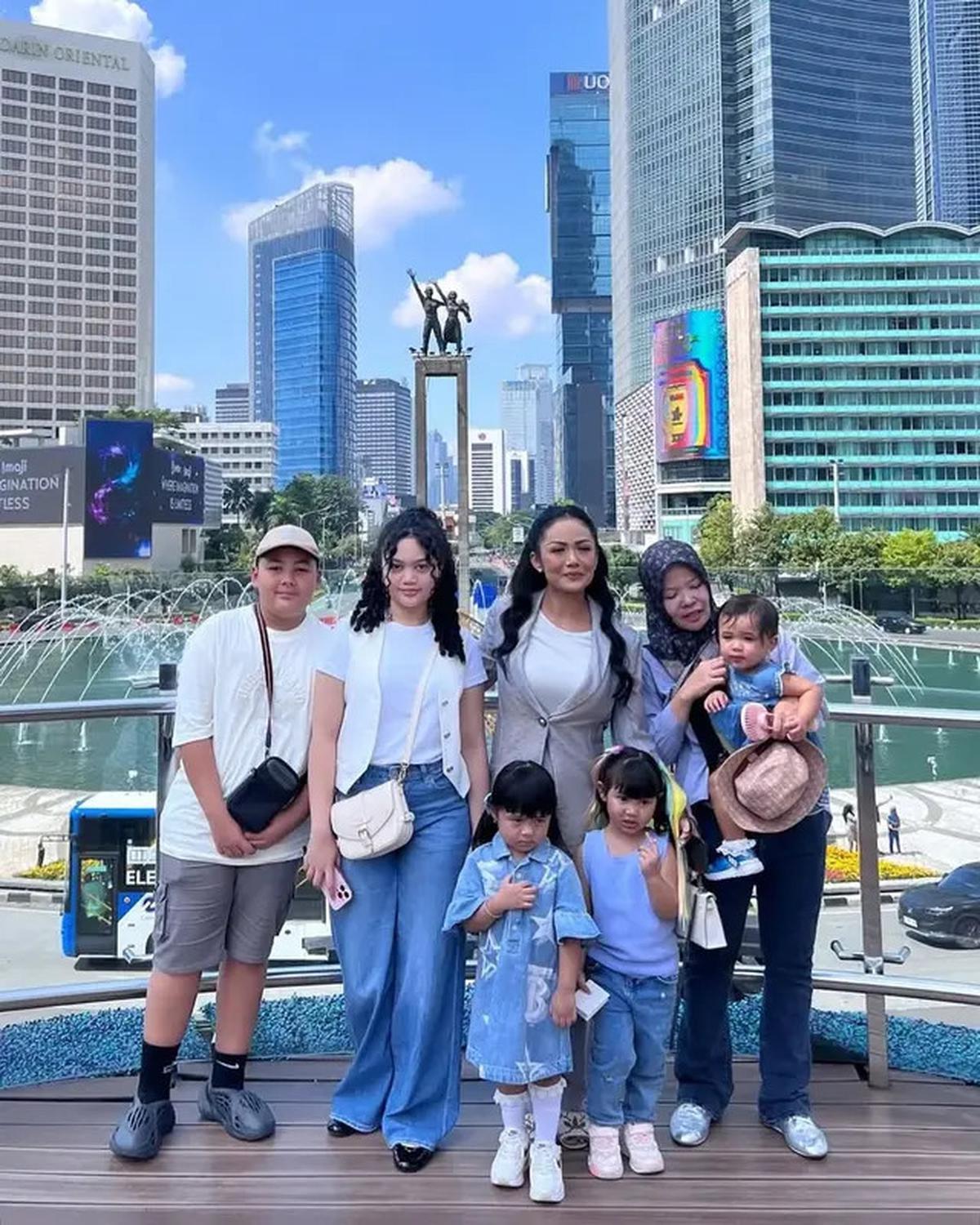 Aurel Liburan ke Madrid, Ini 6 Potret Krisdayanti Momong Ameena dan Azura di Jakarta