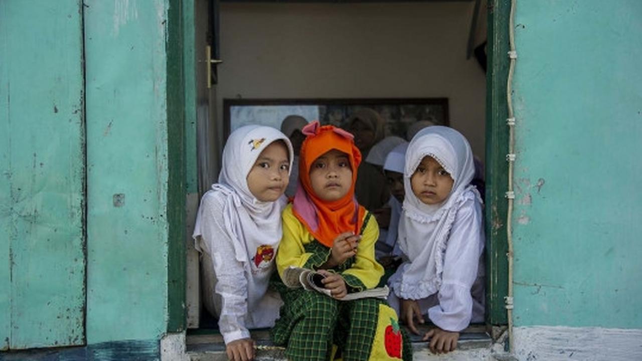 Keberanian anak-anak Surabaya belajar mengaji di pinggir rel