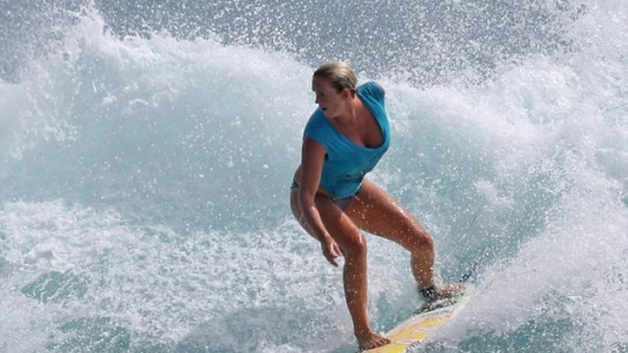 Aksi peselancar cantik bertangan satu taklukkan ombak Hawaii