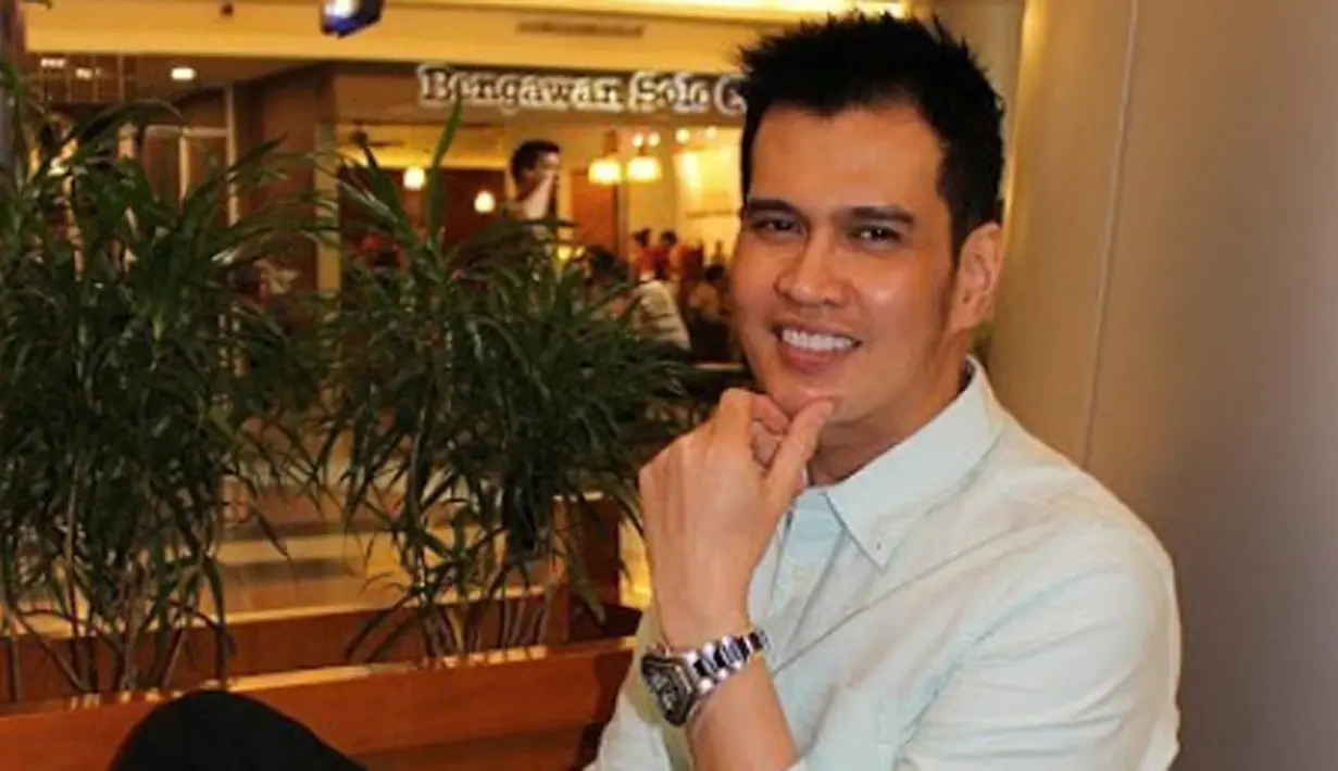 Kabar  duka datang dari dunia kedokteran Indonesia. dr. Ryan Thamrin, yang juga sering muncul di televisi ini meninggal dunia dalam usia ke-39 tahun. dr. Ryan meninggal pada Jumat (4/8/2017) pukul 03.30 di Pekanbaru, Riau. (Instagram/dr_ryanthamrin)