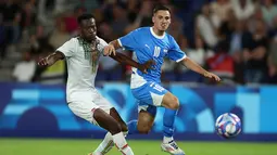 Israel unggul lebih dulu lewat gol bunuh diri Hamidou Diallo. (FRANCK FIFE / AFP)