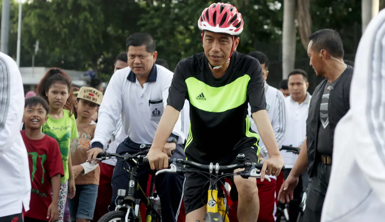 Presiden RI, Joko Widodo bersepeda di Hari Bebas Kendaraan Bermotor, Jakrta, Minggu (11/1/2015). Tak jarang Presiden Jokowi berjalan kaki atau bersepeda saat Car Free Day yang diadakan di Jalan Sudirman-Thamrin. (Liputan6.com/Faizal Fanani)