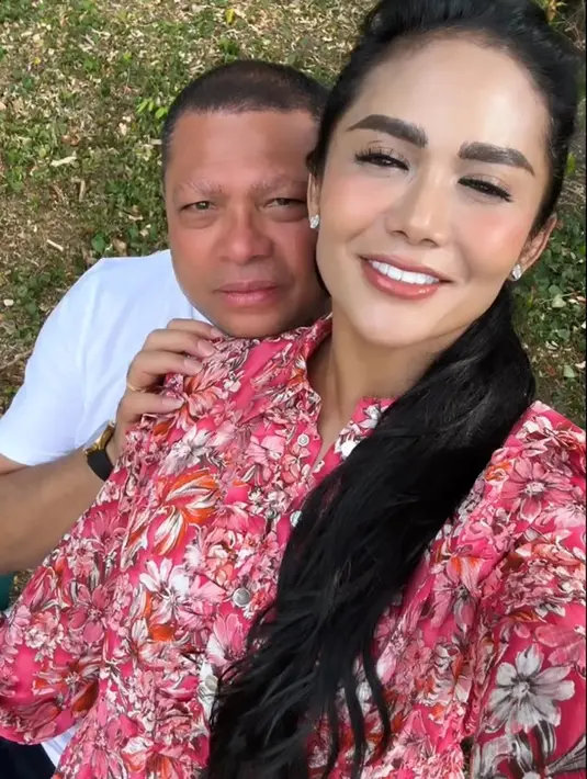 Kemesraan KD dan juga Raul Lemos. Selama ini, suami Krisdayanti lebih banyak di negaranya. Beberapa momen kemesraan begitu terlihat dari pasangan yang telah dikaruniai dua orang anak ini. [Instagram/krisdayantilemos]