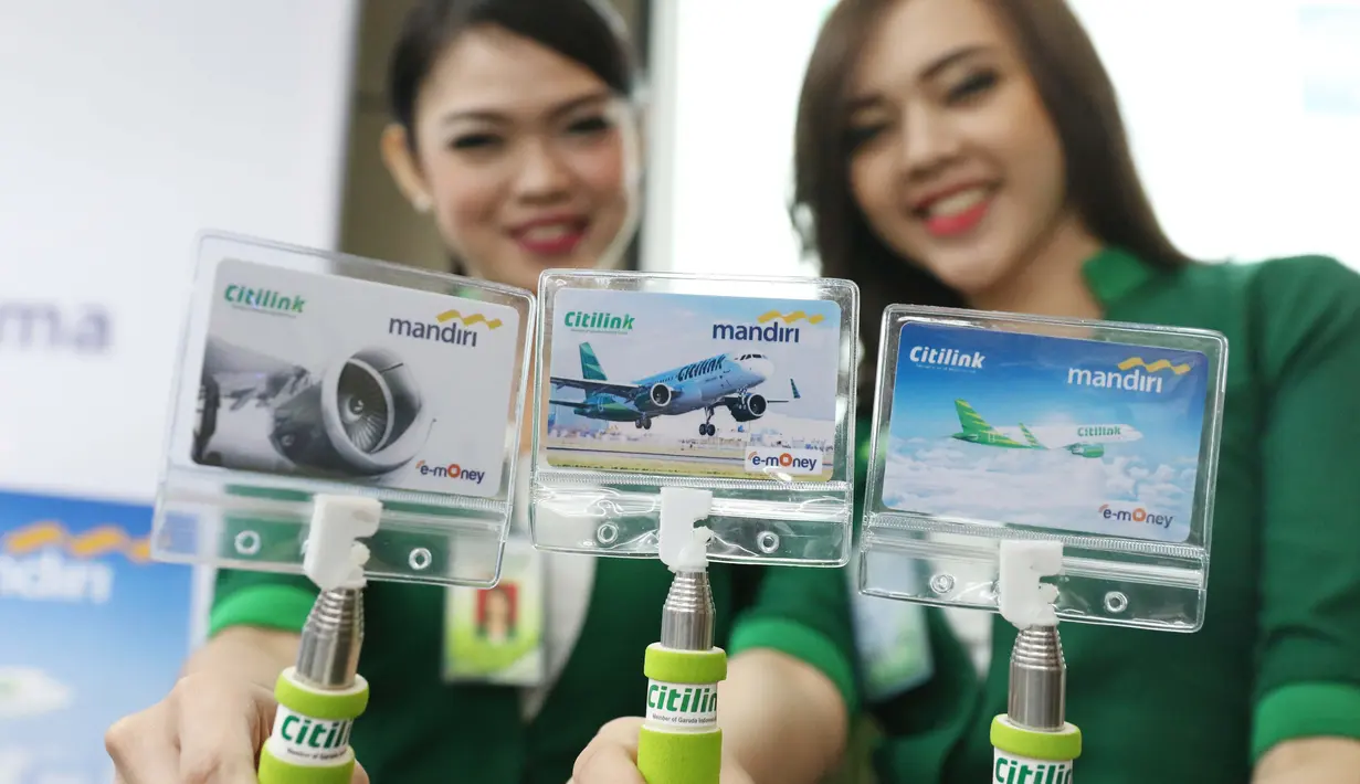 Pramugari menunjukan kartu e-mony berlogo pesawat Citilink saat peluncuran transaksi pembayaran dengan e-Money di Jakarta, Kamis (19/10). Uang elektronik ini membantu pelanggan memudahkan transaksi layanan produk penerbangan. (Liputan6.com/Angga Yuniar)
