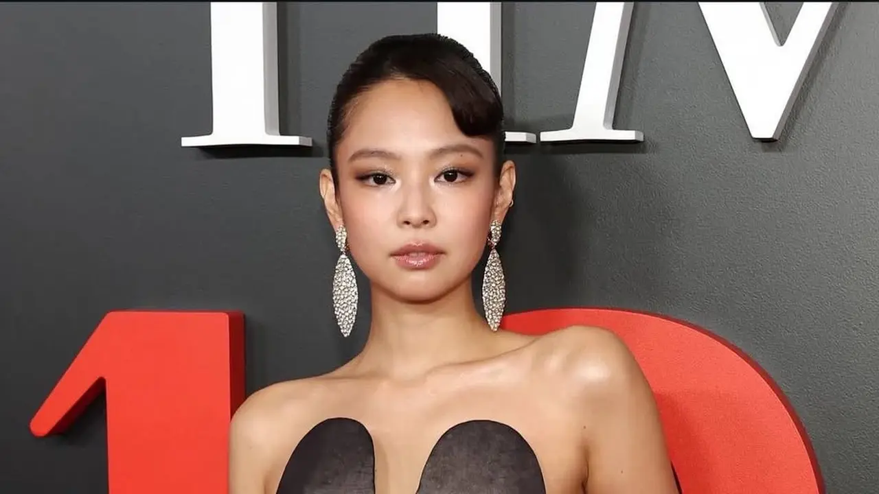 Masuk Daftar 100 Orang Berpengaruh, Gaya Jennie BLACKPINK Pakai Dress Korset Unik Pose Bareng Dakota Johnson-Hailey Bieber di Red Carpet