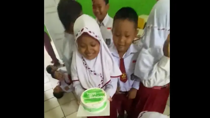 So Sweet, Momen Guru SD dapat Kue Ulang Tahun dari Muridnya