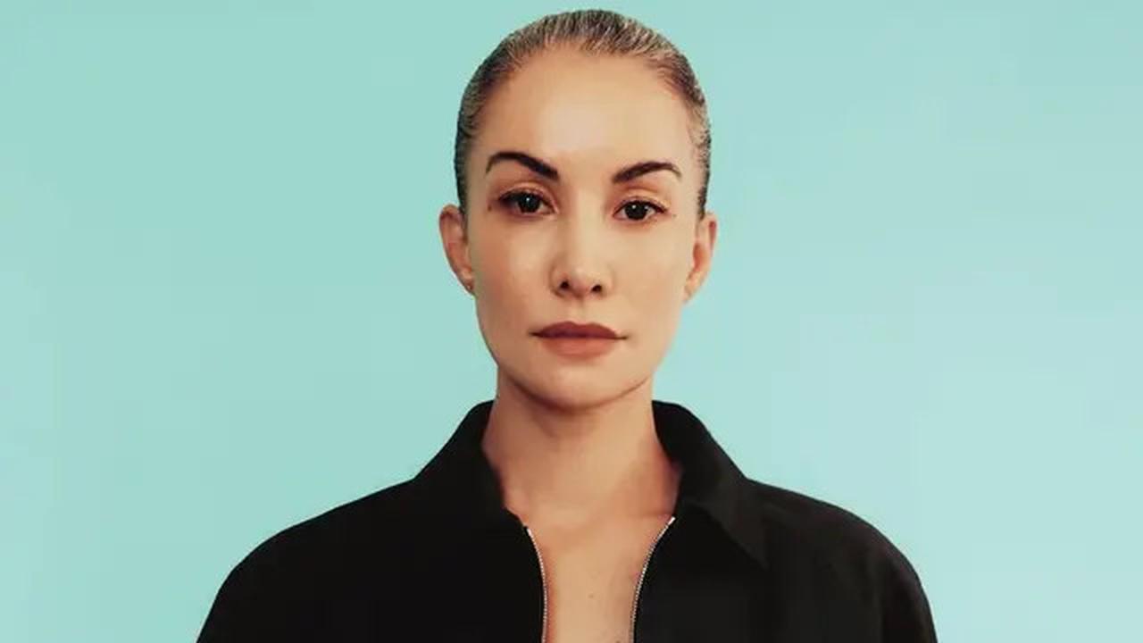 Tampilan Sleek Nadya Hutagalung di Majalah Vogue Filipina, Pamerkan Wajah Minim Kerutan di Usia 50 Tahun