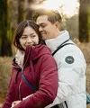 Surya Insomnia tampak mengabadikan momen romantis bersama sang istri saat liburan di Korea Selatan. Kebahagiaan terlihat dari senyum mereka yang merekah. [Foto: instagram.com/suryainsomnia]
