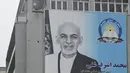 Pejuang Taliban berpatroli melewati poster Presiden Afghanistan Ashraf Ghani yang digulingkan di Kabul (17/8/2021). Taliban bergerak untuk segera memulai kembali ibu kota Afghanistan setelah pengambilalihan Kabul n dan menyuruh staf pemerintah untuk kembali bekerja. (AFP/Wakil Kohsar)