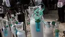 Antrean tabung milik warga berjejer di sekitar kios pengisian ulang oksigen medis Medical Oxygen di Jalan Minangkabau Timur, Jakarta, Senin (5/7/2021). Permintaan kebutuhan oksigen medis kian meningkat seiring naiknya kasus orang terkonfirmasi positif COVID-19. (Liputan6.com/Helmi Fithriansyah)