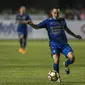 Gelandang Persib, Shohei Matsunaga, berusaha melewati gelandang Persija, Novri Setiawan, pada laga Liga 1 di Stadion GBLA Bandung, Jawa Barat, Sabtu (22/7/2017). Kedua klub bermain imbang 1-1. (Bola.com/Vitalis Yogi Trisna)