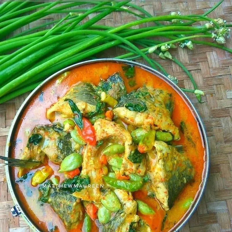 Sepiring ikan mas bumbu kuning