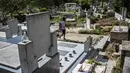 Seorang gadis berlari di tengah kuburan di Pemakaman Umum Selatan di Caracas, pada 16 Februari 2021. Makam yang dirusak telah menjadi rumah bagi banyak tunawisma di Venezuela. (Pedro Rances Mattey / AFP)