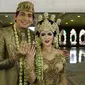 Lucky Hakim dan Tiara Dewi alias Syahrini KW akhirnya resmi menjadi suami-istri. Pernikahan Lucky dan Tiara berlangsung di Masjid At-Tien, Taman Mini Indonesia Indah (TMII), Jakarta. (Herman Zakharia/Liputan6.com)