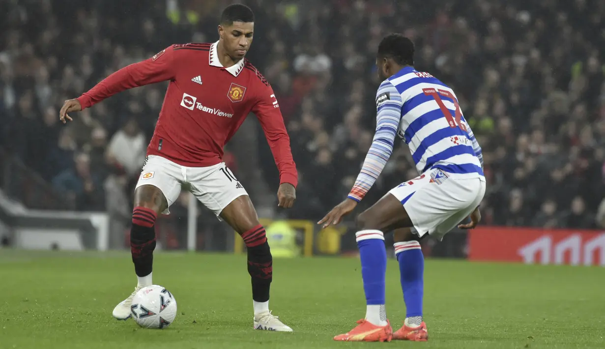 <p>Penyerang Manchester United, Marcus Rashford mengontrol bola dari kawalan pemain Reading, Baba Rahman selama pertandingan putaran keempat Piala FA di Old Trafford di Manchester, Inggris, Minggu (29/1/2023). Kemenangan atas Reading membuat MU berhak melangkah ke babak selanjutnya. (AP Photo/Rui Vieira)</p>