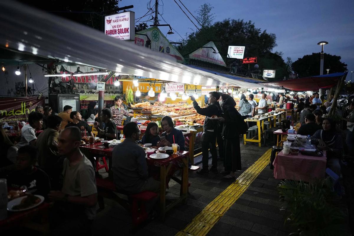FOTO: Berbuka Ramadan dengan Nasi Kapau di Kramat Raya