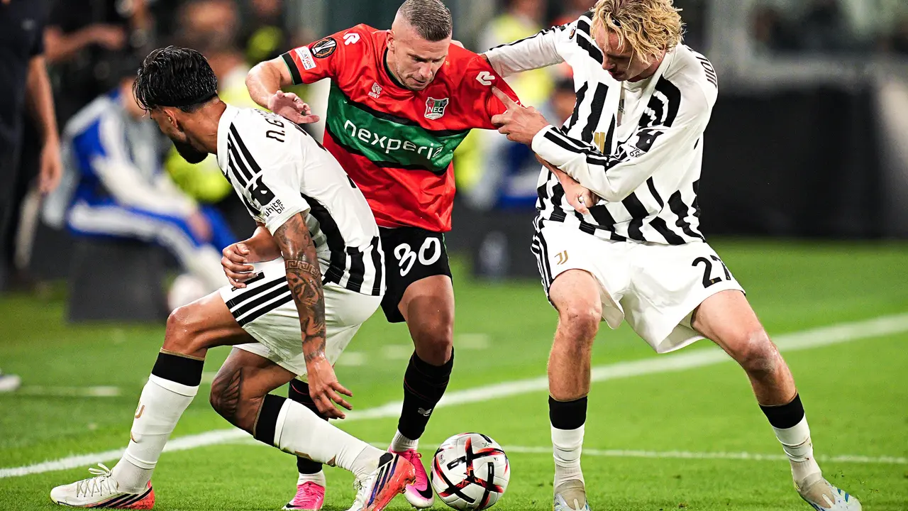 Pemain Juventus Nicolas Gonzalez (kiri) dan Nick Woltemade berebut bola dengan pemain NEC Nijmegen Bryan Linssen