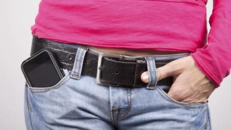 Pria, Kenali Bahaya Menyimpan Ponsel dalam Saku Depan Celana Anda